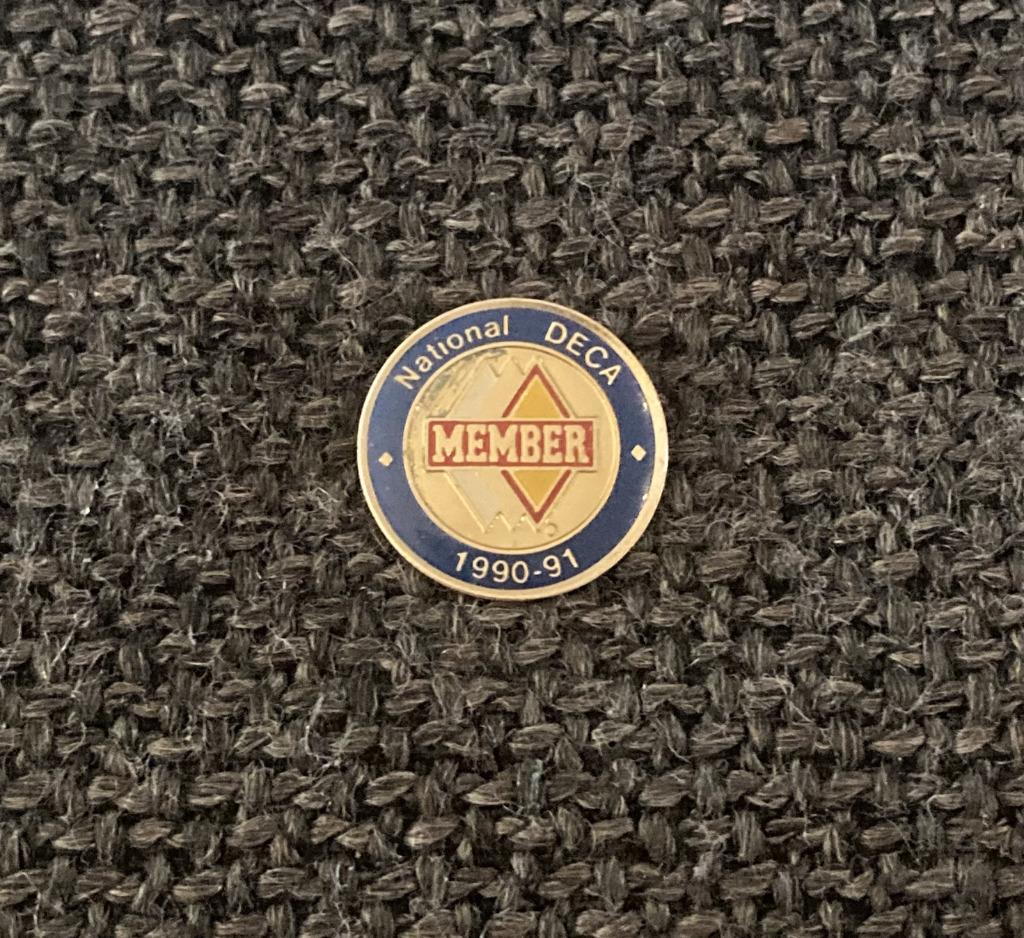 PIN - NATIONAL DECA MEMBER, Envoi, Utilisé, Autres sujets/thèmes, Insigne ou Pin's