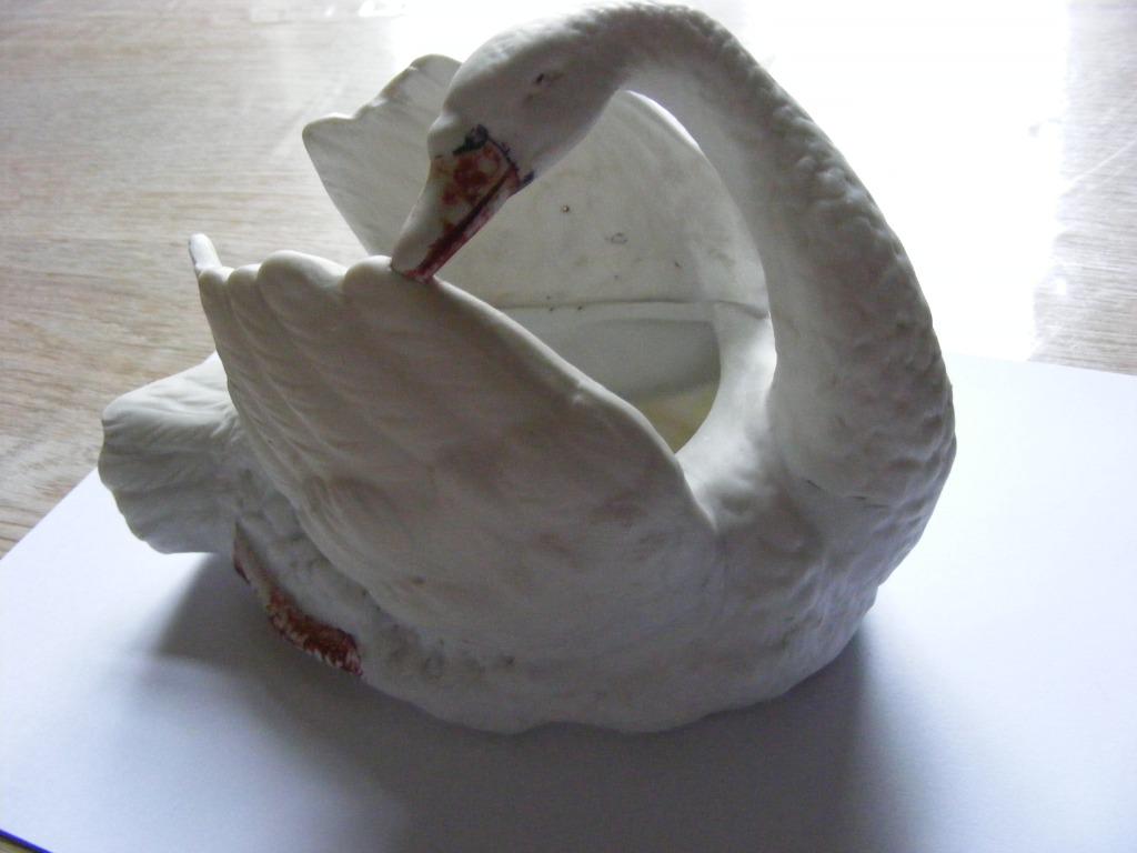 2 ZWAANTJES IN porselein en biscuit, Antiek en Kunst, Ophalen of Verzenden