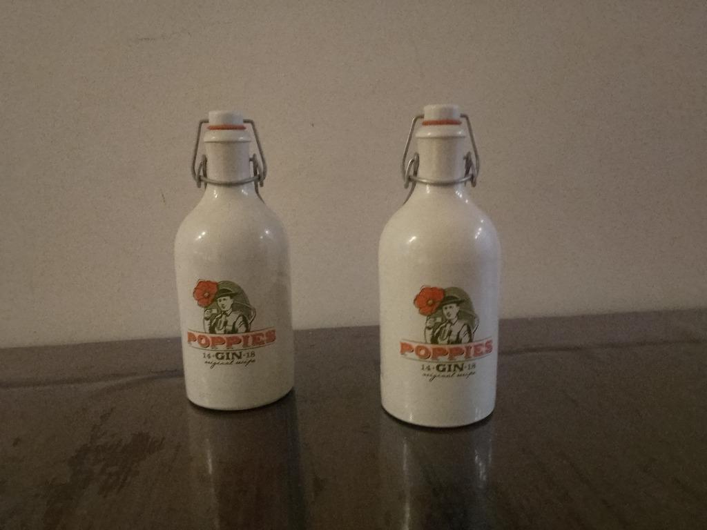 2 stenen lege gin flessen poppies, Enlèvement