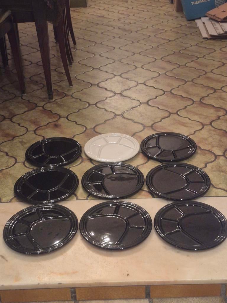 Lot de 9 assiettes à fondue en céramique en bon état., Assiettes(s), Céramique, Enlèvement, Utilisé