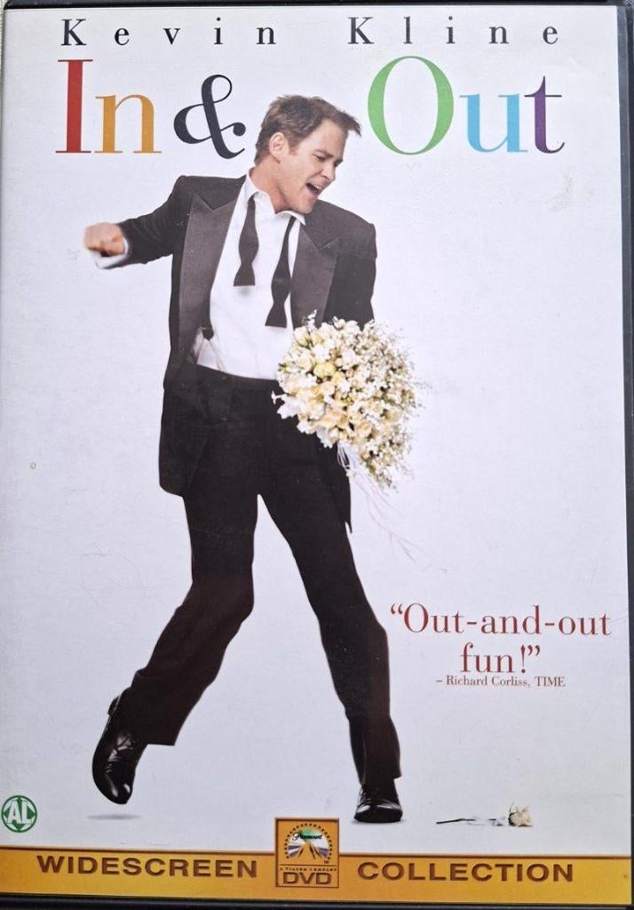 dvd IN & OUT  KEVIN KLINE TOM SELLECK MAT DILLON ..., Ophalen of Verzenden, Zo goed als nieuw