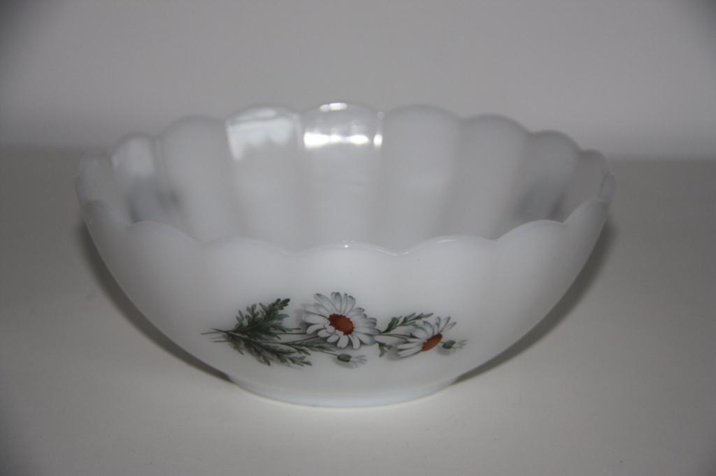 Retro vintage arcopal melkglas kom met margrietjes bloemen, Verzenden