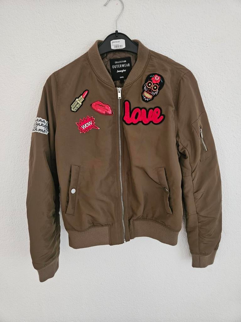 Leuke Jennifer jasje met patches. Maat S 36. In goede staat., Vêtements | Femmes, Vestes | Été, Enlèvement ou Envoi, Taille 36 (S)