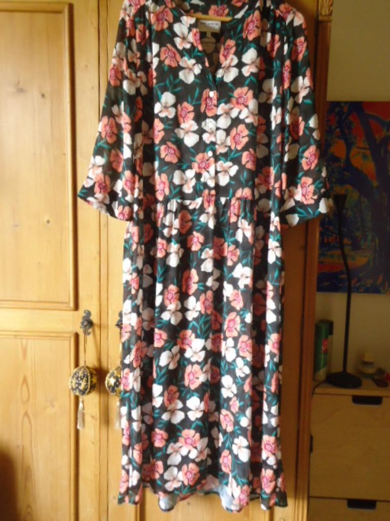 robe, Enlèvement, Neuf, Taille 42/44 (L)