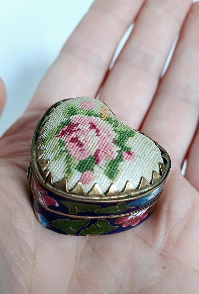 Antiek cloisonné pillen doosje met handwerken, hart, Ophalen of Verzenden