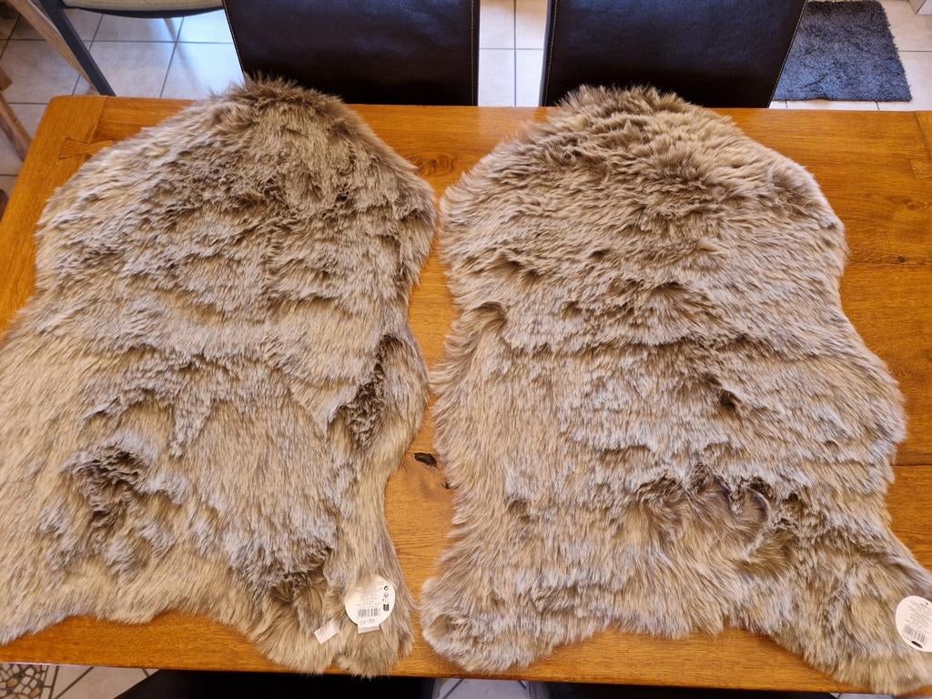 NIEUW! 2 schapenvachten imitatie CASA taupe-/grijsachtig, Huis en Inrichting, Woonaccessoires | Plaids en Woondekens, Ophalen of Verzenden