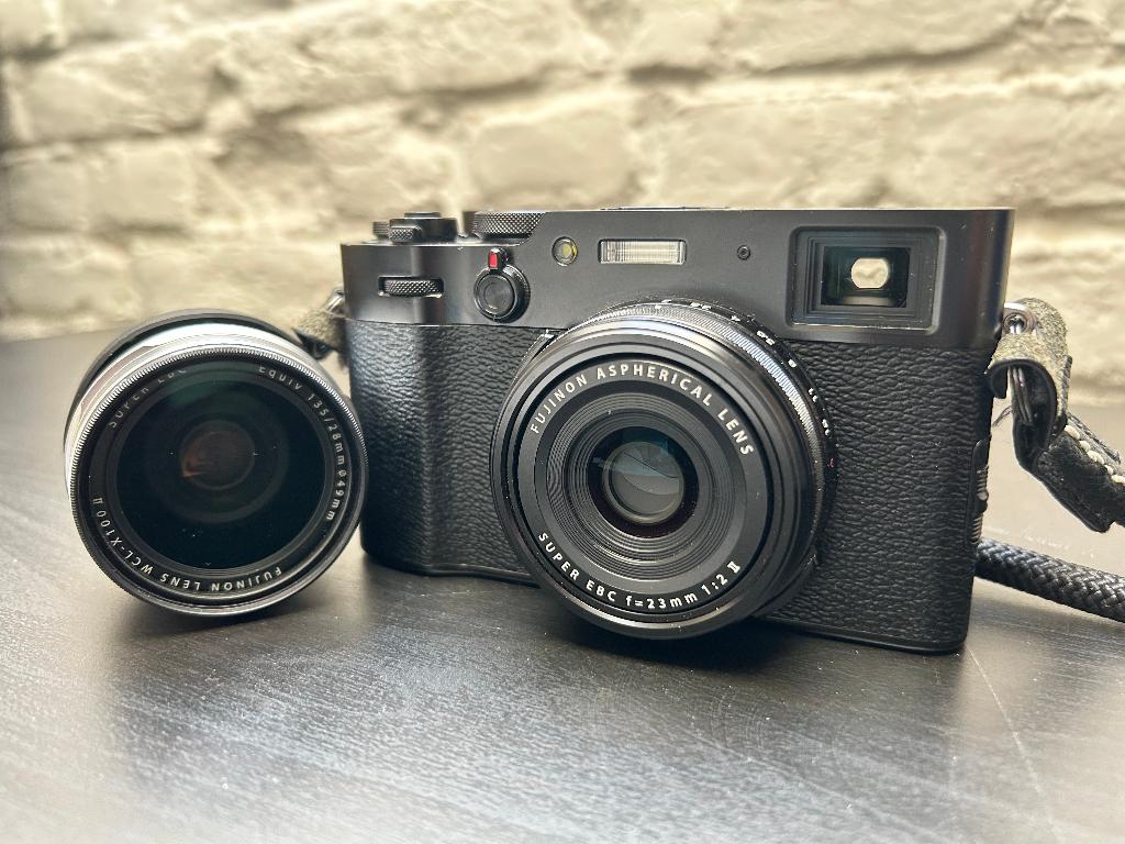 Fujifilm X100V en 28mm Wide-angle converter lens, Audio, Tv en Foto, Ophalen, Compact, 26 Megapixel, Zo goed als nieuw
