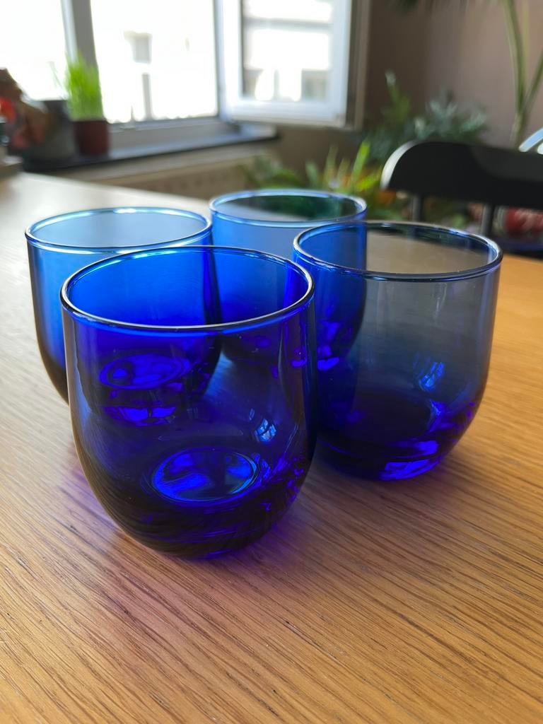 4 waterglazen in blauw glas, Ophalen of Verzenden, Zo goed als nieuw