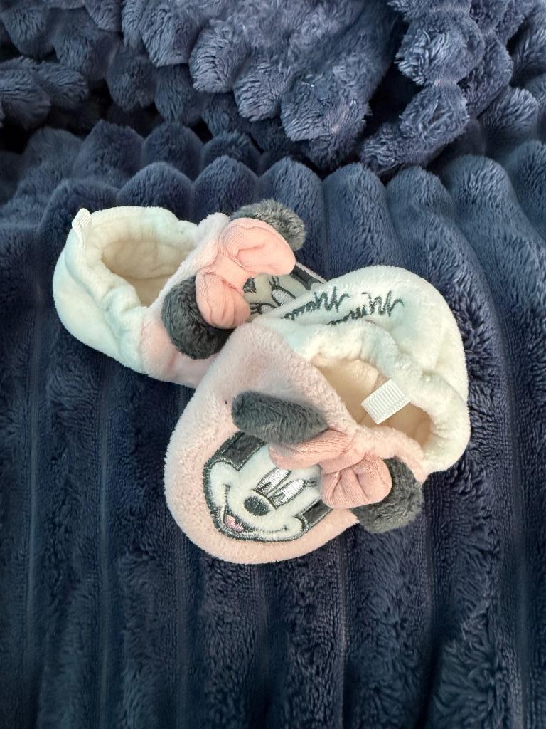 Chausson Pantoufles Disney Minnie 6-9Mois, Enfants & Bébés, Vêtements de bébé | Chaussures & Chaussettes, Disney, Enlèvement ou Envoi