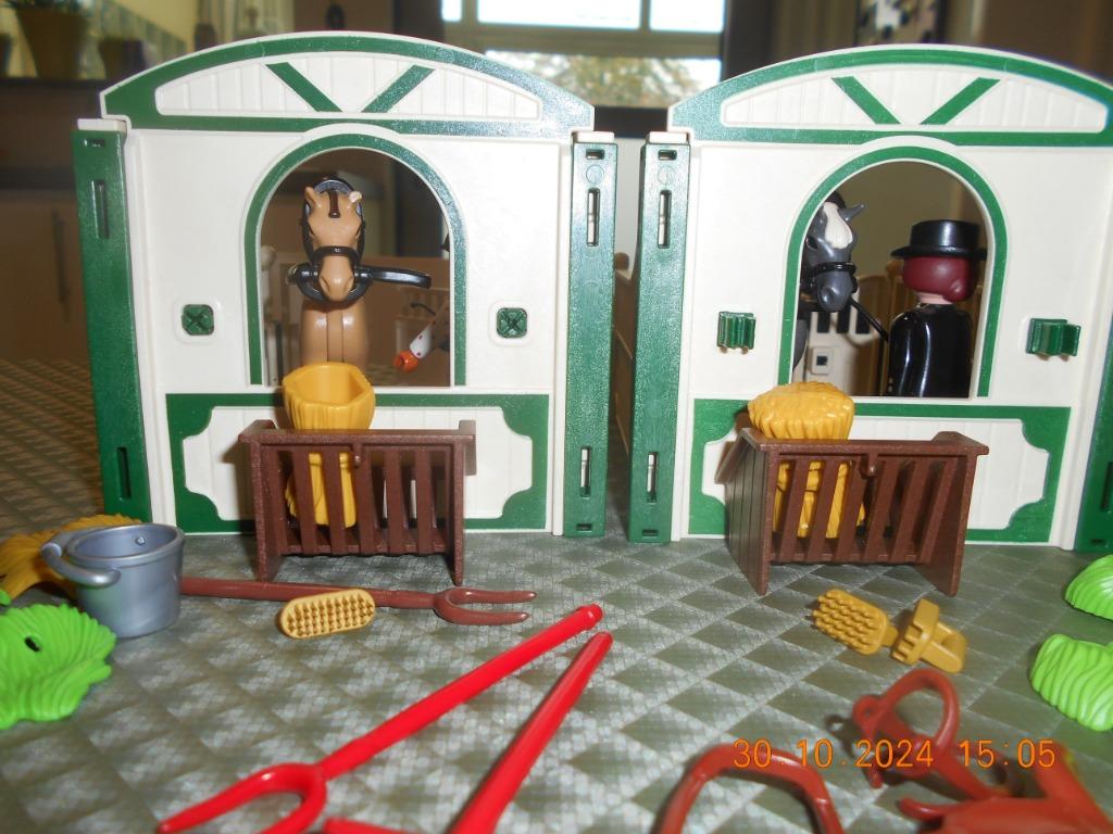 Playmobil country :Twee sets paardenboxen  met 2 ruiters, Enlèvement ou Envoi, Comme neuf, Country, Kit complet