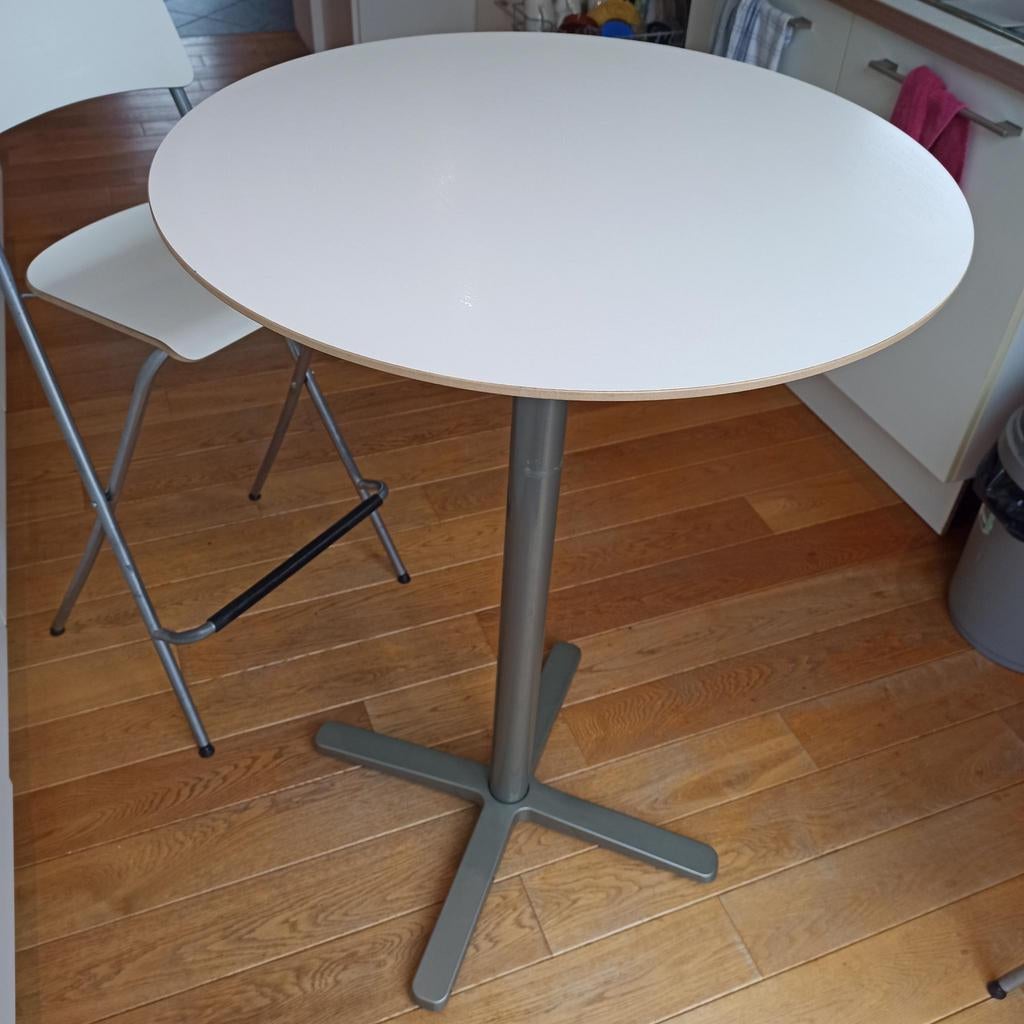 Table haute et deux chaises, Maison & Meubles, Tables | Tables mange-debout, Enlèvement, Comme neuf