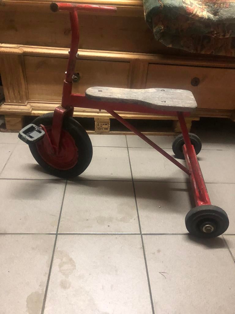 Oude stevige driewieler, Ophalen, Gebruikt