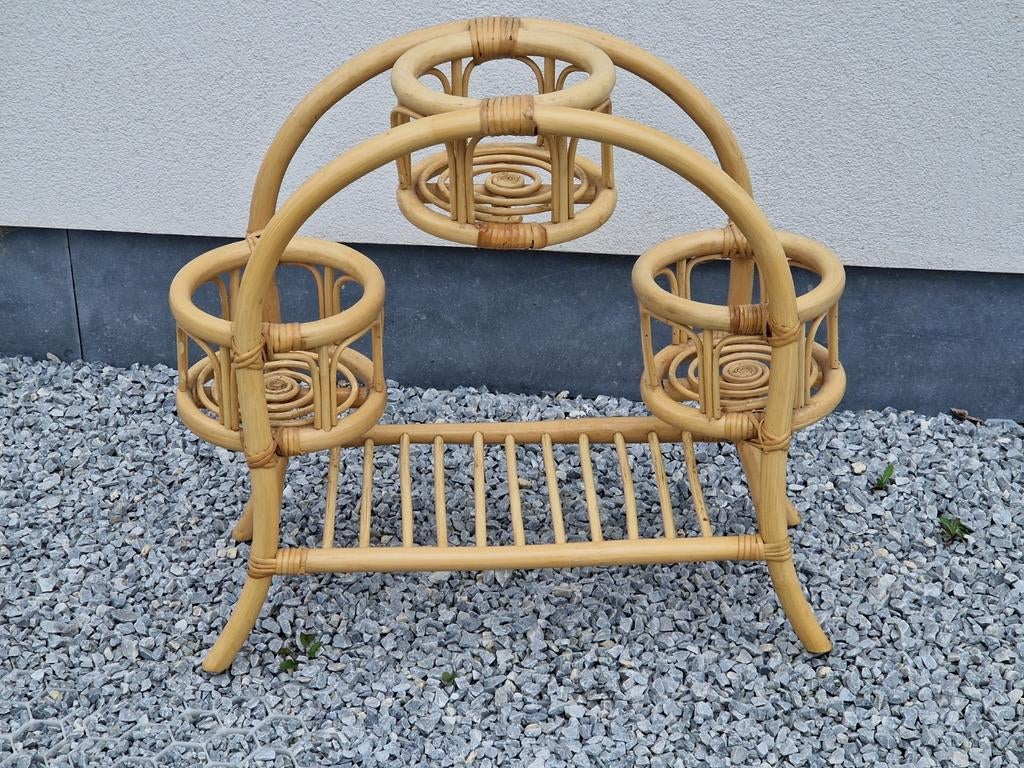 Vintage  plantenrek in rotan bamboe . Met krant boek  rekje, Tuin en Terras, Bloembakken en Plantenbakken, Zo goed als nieuw, Overige materialen