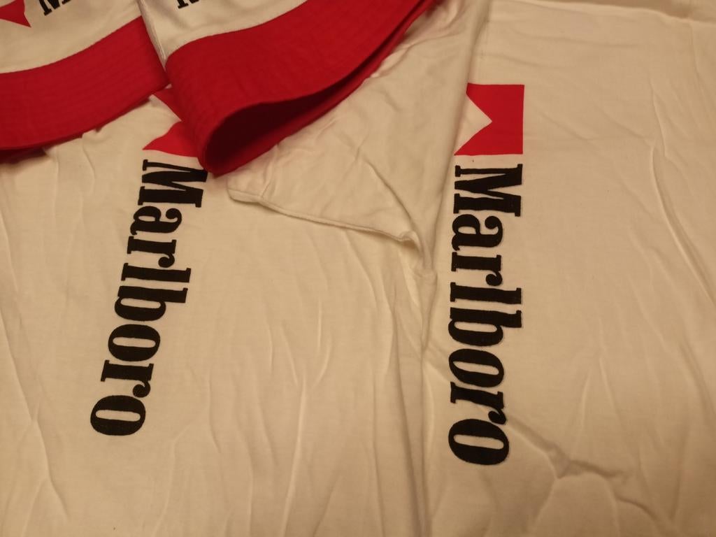 Lot van 2 t-shirts en 2 zonnehoedjes Marlboro, Ophalen of Verzenden