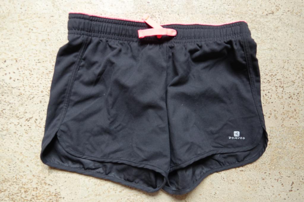Domyos sport short zwart , maat 152, Pantalon, Domyos, Enlèvement ou Envoi, Comme neuf