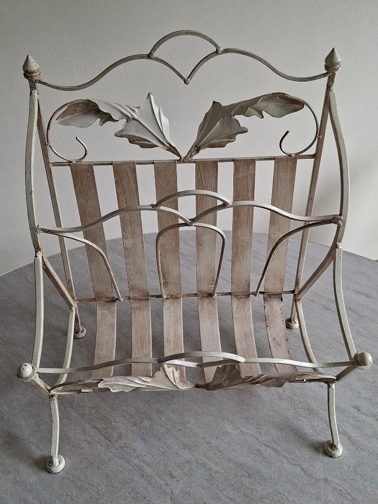 Beau grand porte revues en fer forgé blanc., Enlèvement, Comme neuf