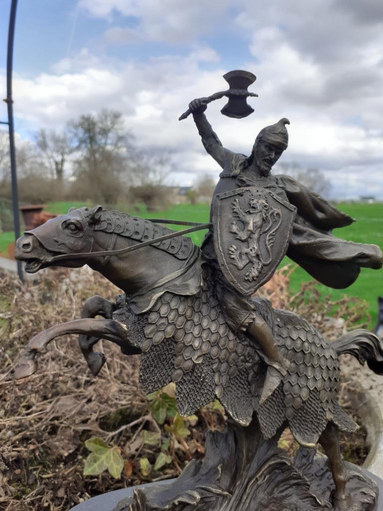 Schitterend bronzen beeld gesigneerd (de ridder valt aan), Ophalen of Verzenden, Brons