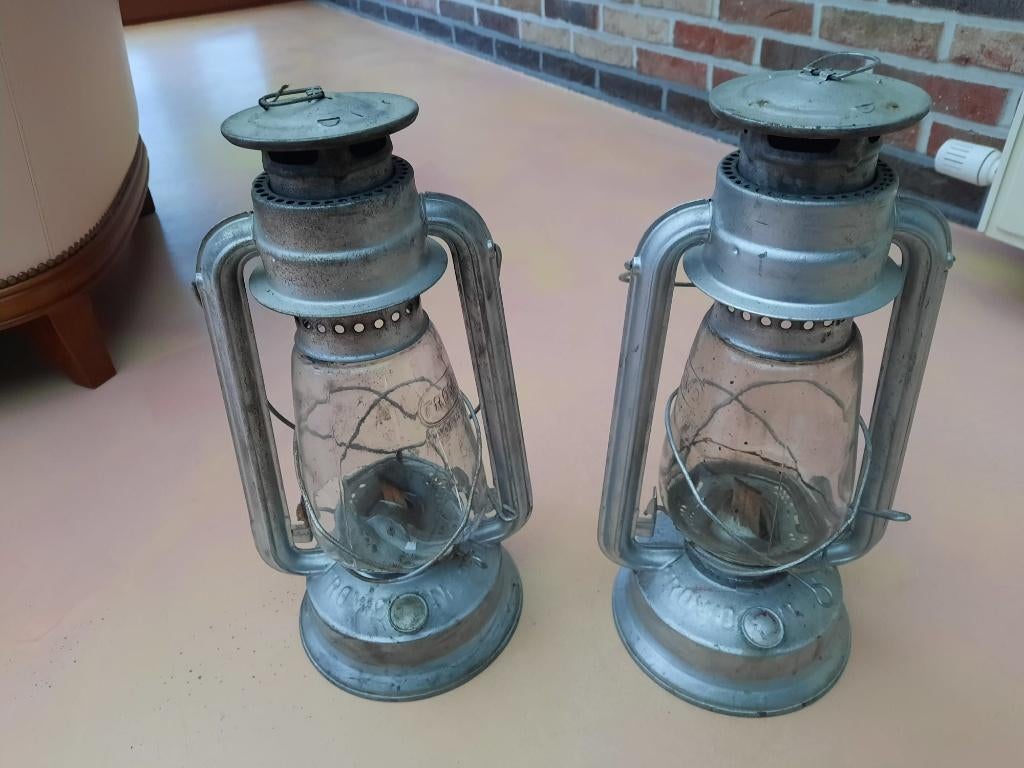 olielamp frowo, Enlèvement