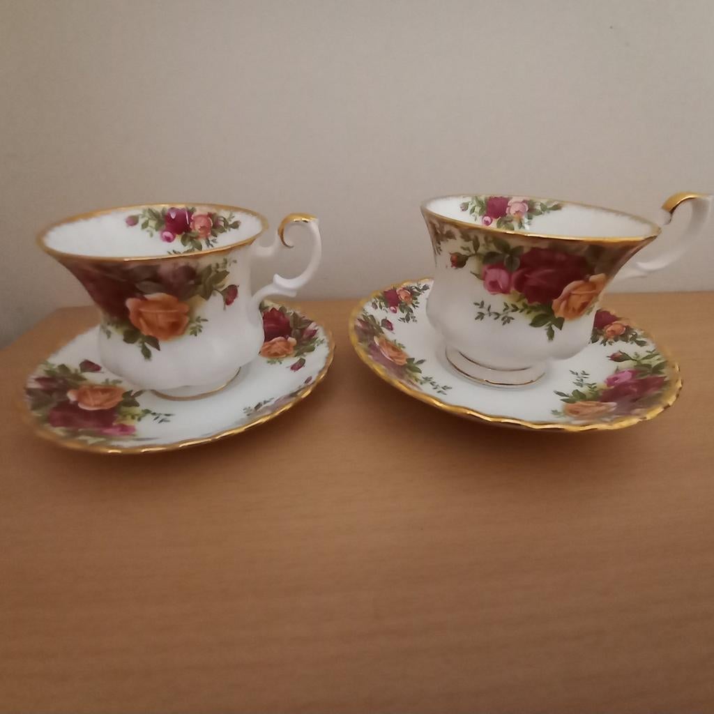 Set van 2 kop en schotels Royal Albert - old country roses, Ophalen, Zo goed als nieuw, Porselein, Kop en/of schotel