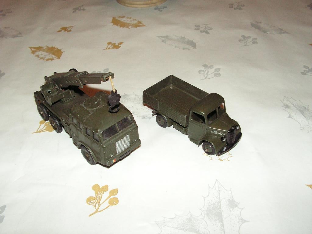 Dinky Toys 826 en 411, Ophalen of Verzenden