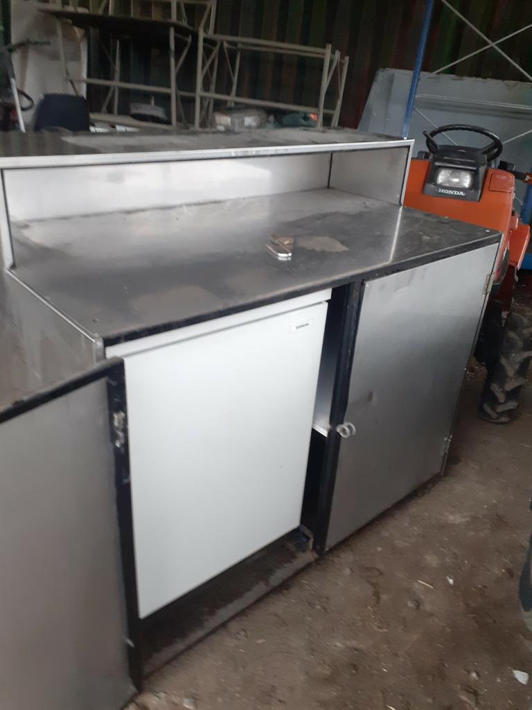 Petit comptoir avec frigo en inox, Ophalen