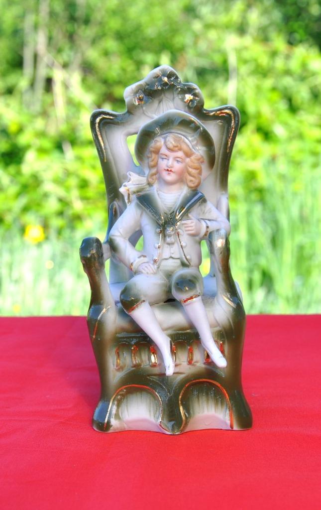 statuette en biscuit garcon sur fauteuil, Enlèvement ou Envoi
