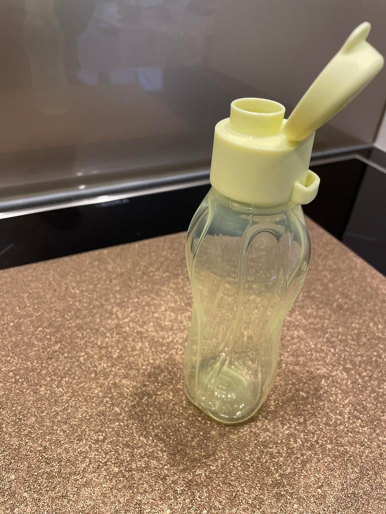 Bouteille de sac à main avec bouchon de sport, Maison & Meubles, Cuisine| Tupperware, Neuf, Bol ou Canette, Jaune, Enlèvement ou Envoi