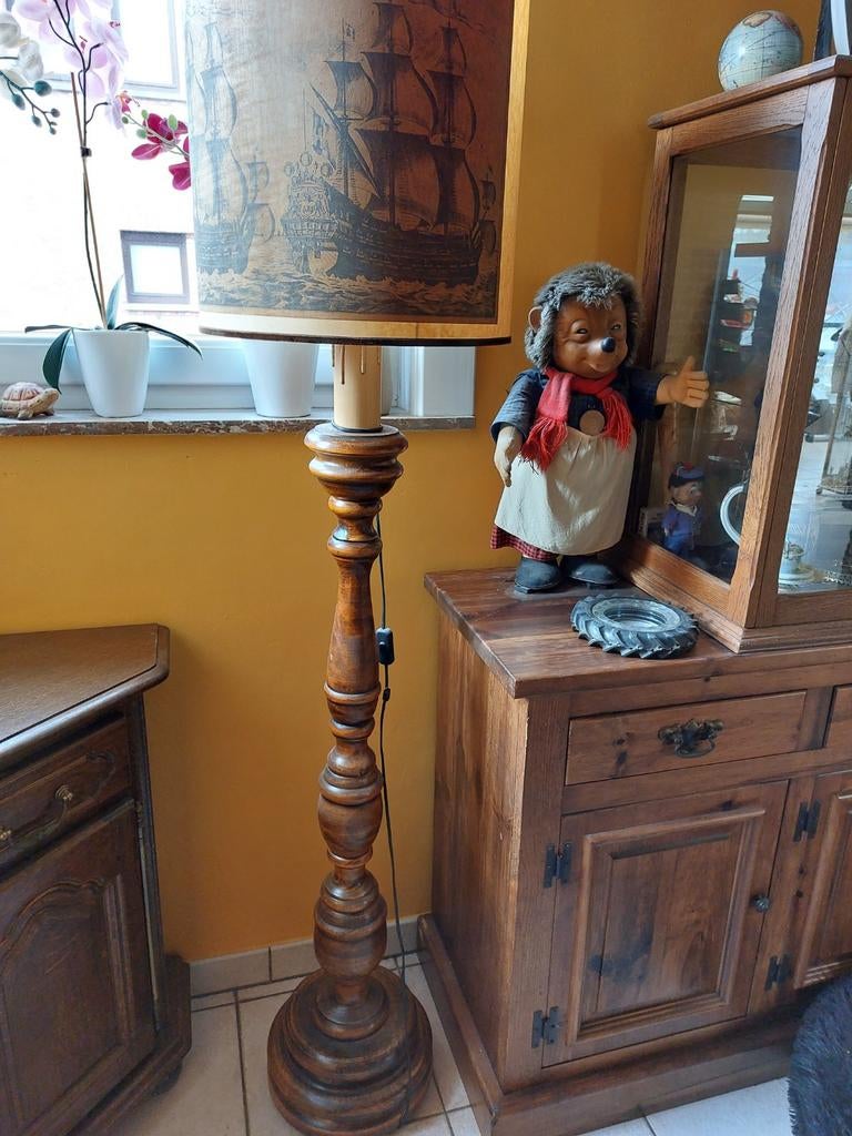 Houten staanlamp met zeevaarders tafereel. 0486 215927, Ophalen