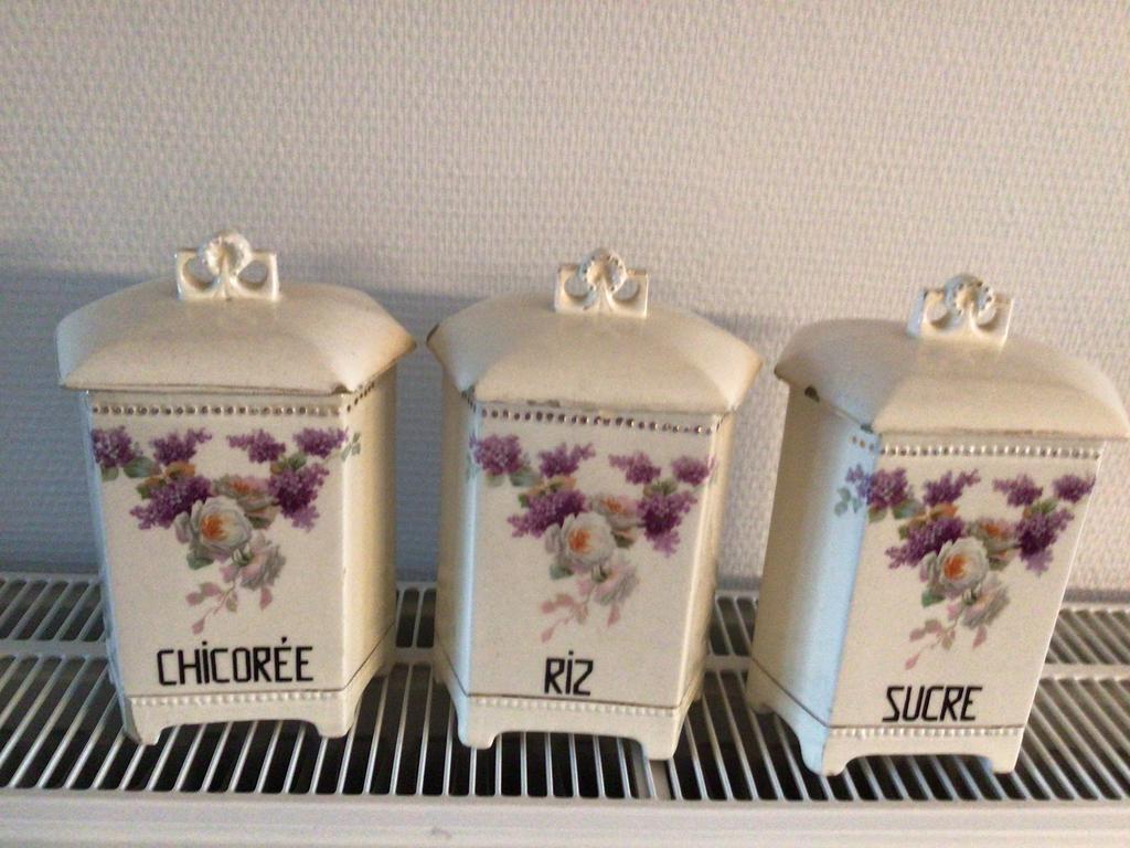 3 oude keuken sierpotten, Ophalen