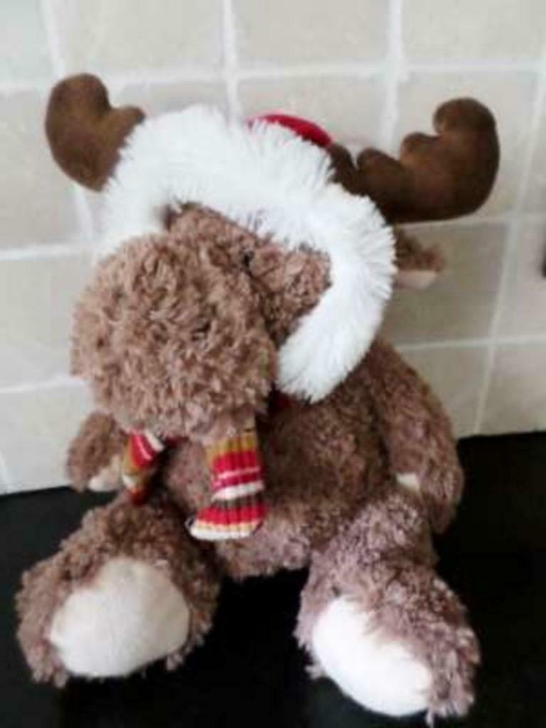 Knuffel eland 2 stuks, Diversen, Kerst, Ophalen of Verzenden, Zo goed als nieuw