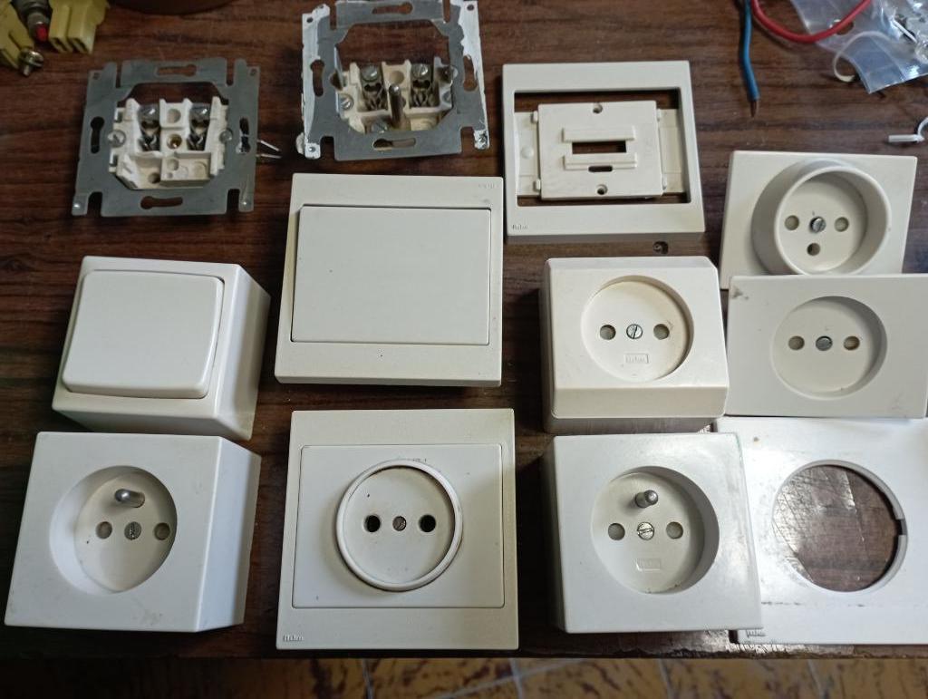 Lot prise , interrupteur PR85 cache PR20 Niko, Enlèvement, Utilisé