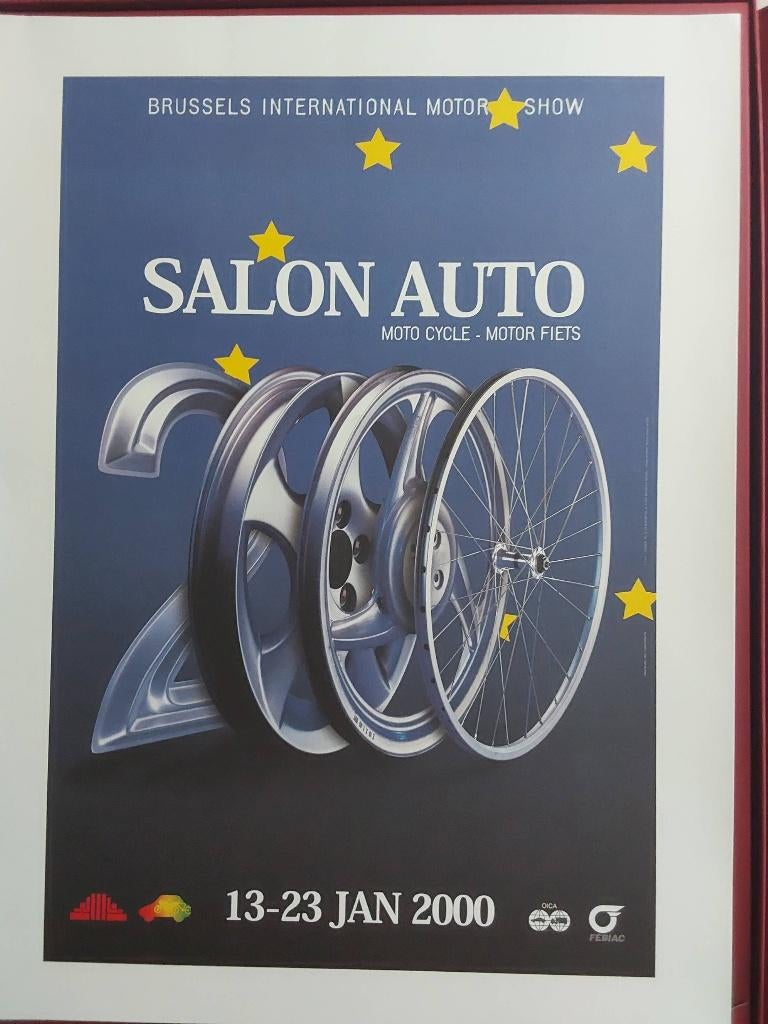 Posters van autosalon in mooie kaft, Verzamelen, Posters, Zo goed als nieuw, Overige onderwerpen, A1 t/m A3, Rechthoekig Staand