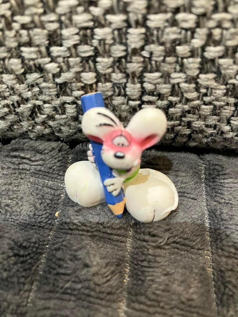 Beeldje 3 cm diddl met groot kleurpotlood, Verzamelen, Diddl, Ophalen of Verzenden, Diddl, Gebruikt