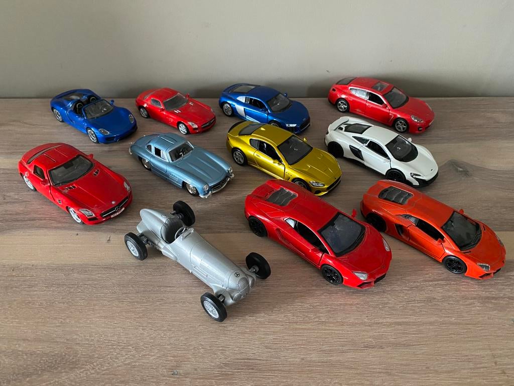 11 metalen auto’s schaal 1/36, Kinderen en Baby's, Speelgoed |Speelgoedvoertuigen, Ophalen of Verzenden, Zo goed als nieuw