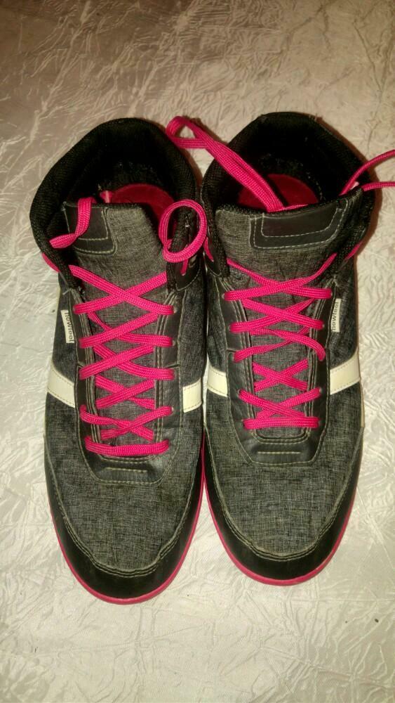 Chaussures baskets bas Newfeel 41 ou 7.5 rouge gris, Enlèvement ou Envoi, Porté, Baskets