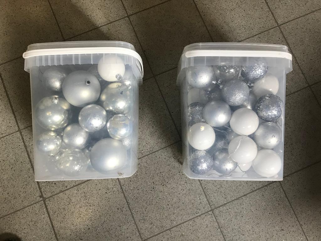 pakket zilveren/witte kerstballen, Ophalen, Gebruikt