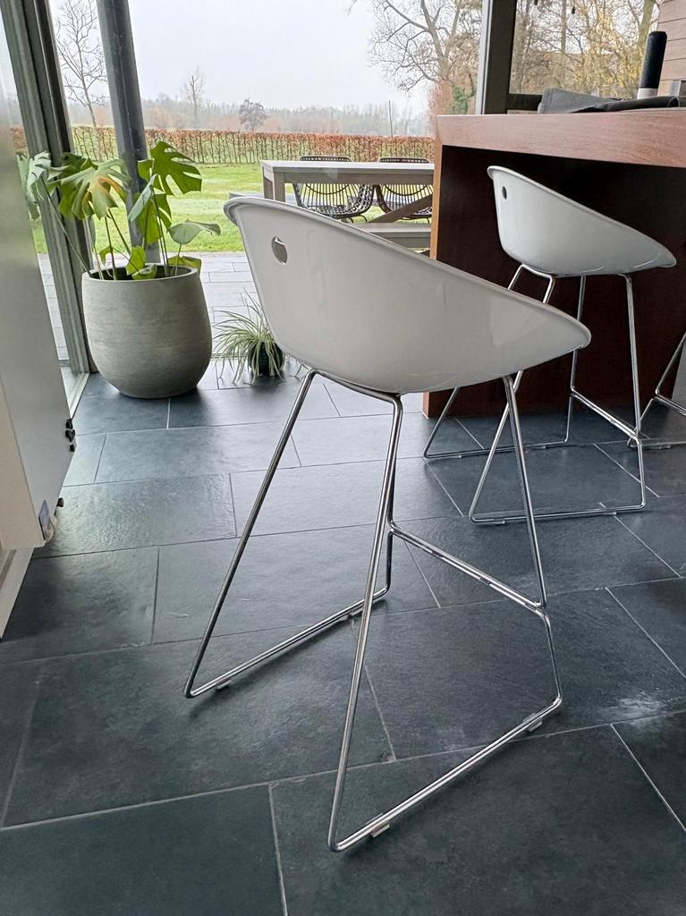 Design hoge keukenstoelen. Merk Pedrali, Sgabello Gliss 902, Ophalen, Italiaans designmerk Pedrali., Gebruikt, Wit