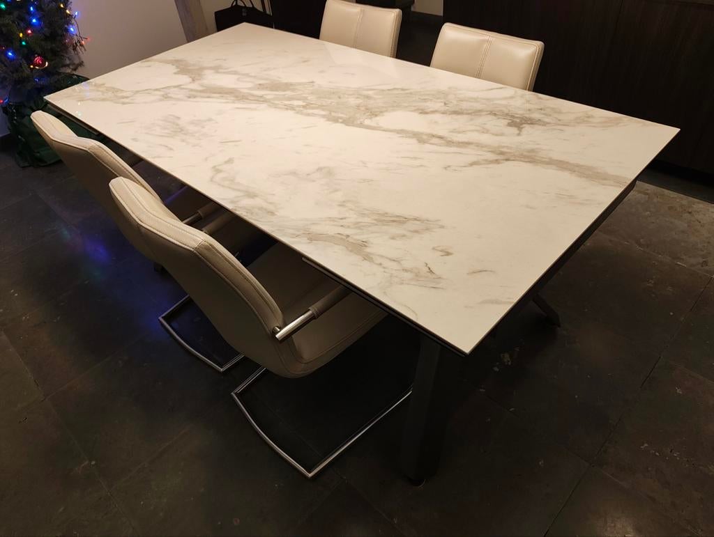 Eettafel + 4 stoelen + 2 salontafels marmerlook, Ophalen, Zo goed als nieuw