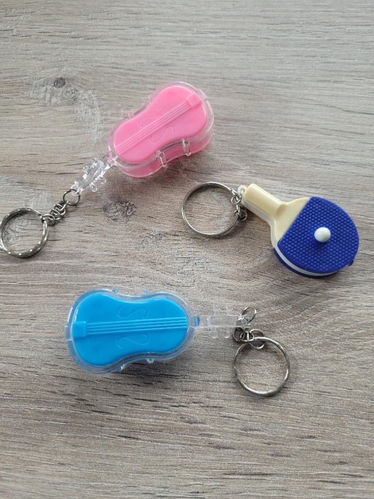 3 sleutelhangers met lichtje (2xviool 1xping pong pallet), Ophalen of Verzenden, Zo goed als nieuw, Overige typen
