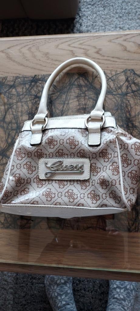 Petit sac à main GUESS en cuir verni en bon état, Enlèvement ou Envoi, Beige