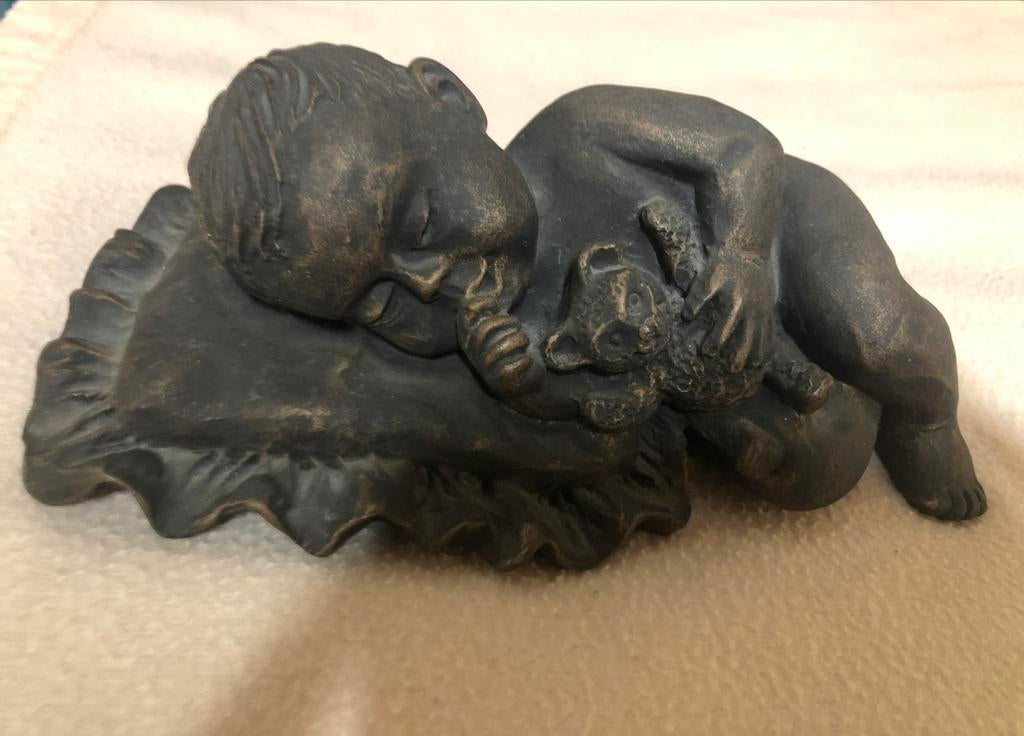 Beeldje baby op kussen., Enlèvement