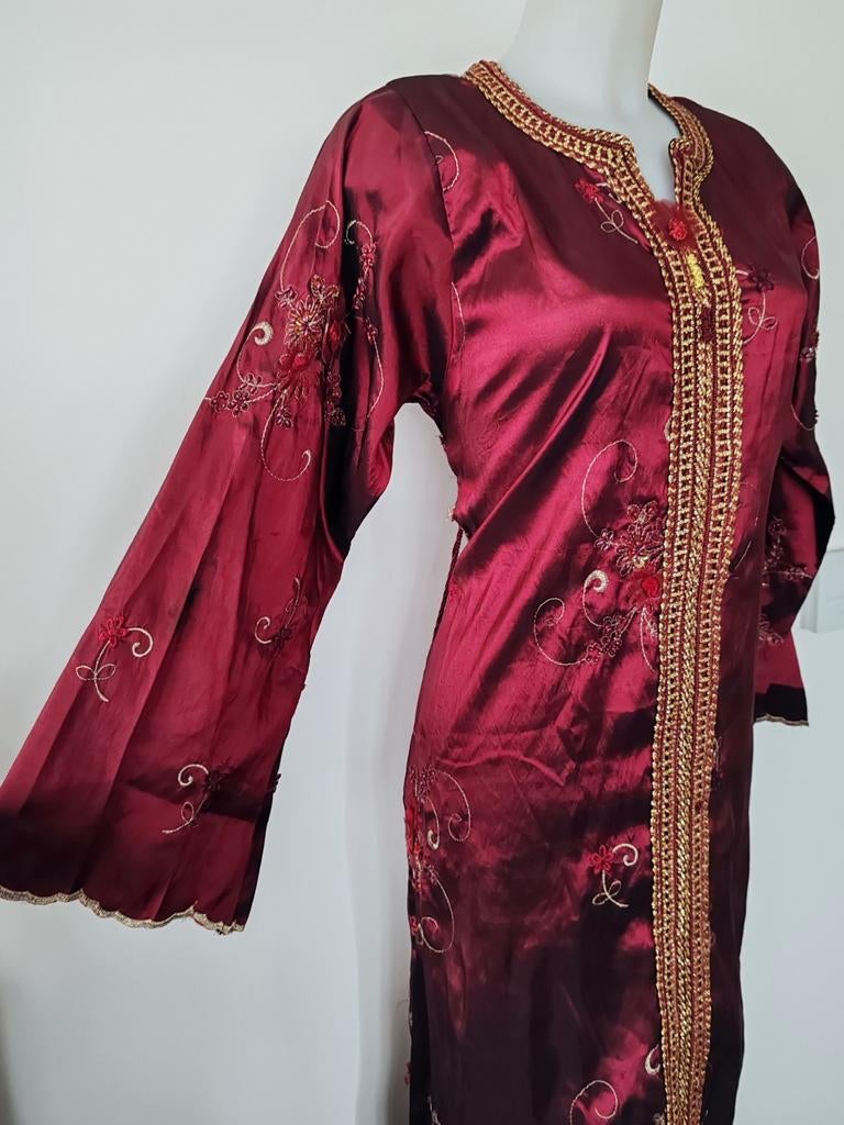 ROBE ORIENTALE caftan Taille S Rouge Bordeaux Satiné, soirée, Vêtements | Femmes, Enlèvement ou Envoi