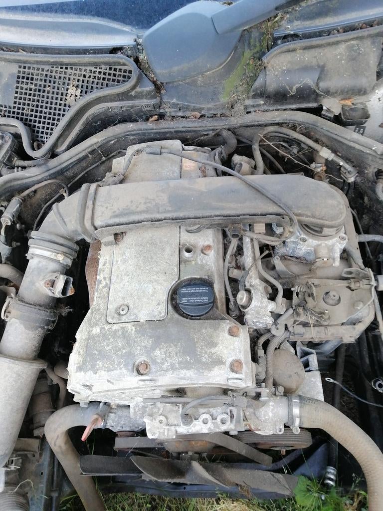 Pièces détachées pour Mercedes E230. Pétrole, Enlèvement