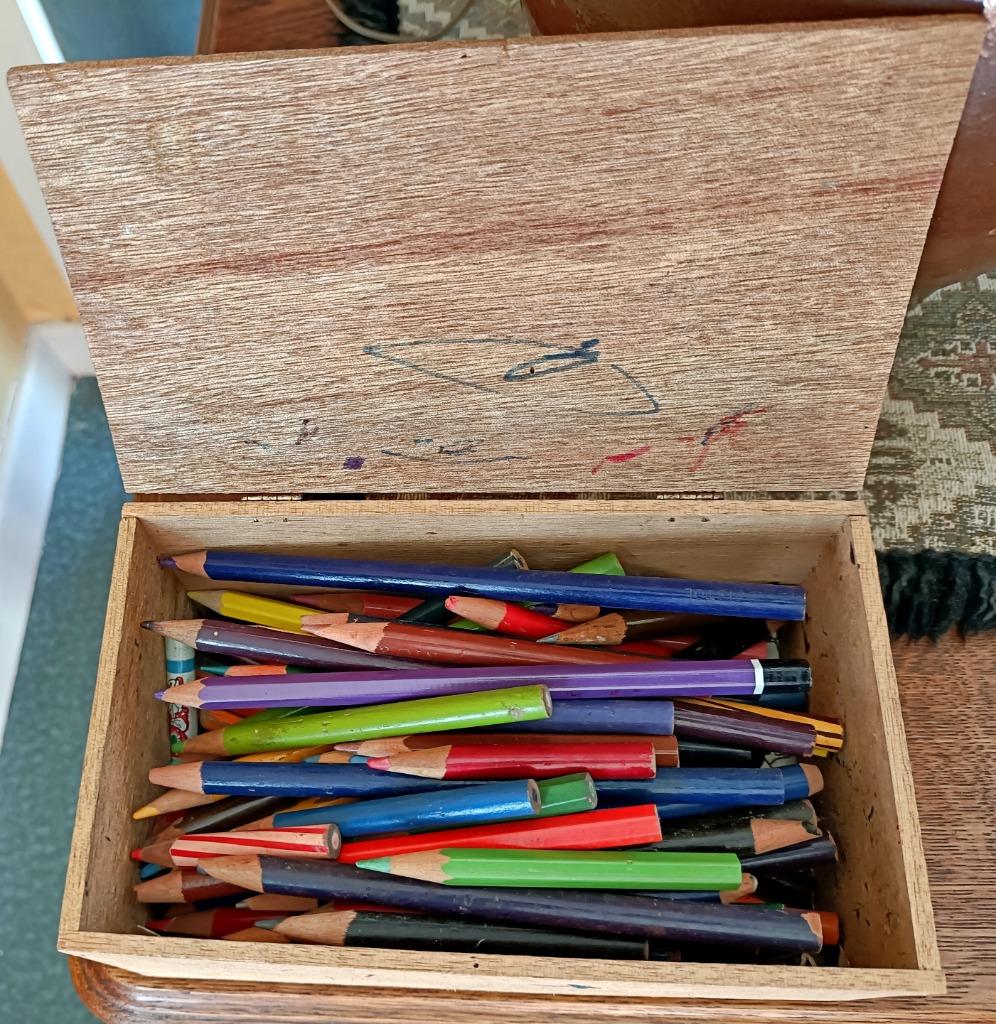 Cinquantaine de crayons de couleur vintage + boîte en bois, Enlèvement ou Envoi, Utilisé