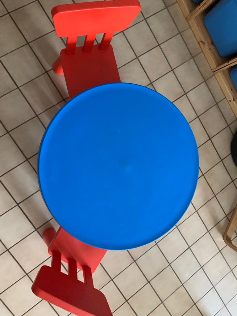Kindertafel + 2 stoelen, Kinderen en Baby's, Ophalen, Gebruikt, Tafel(s) en Stoel(en)