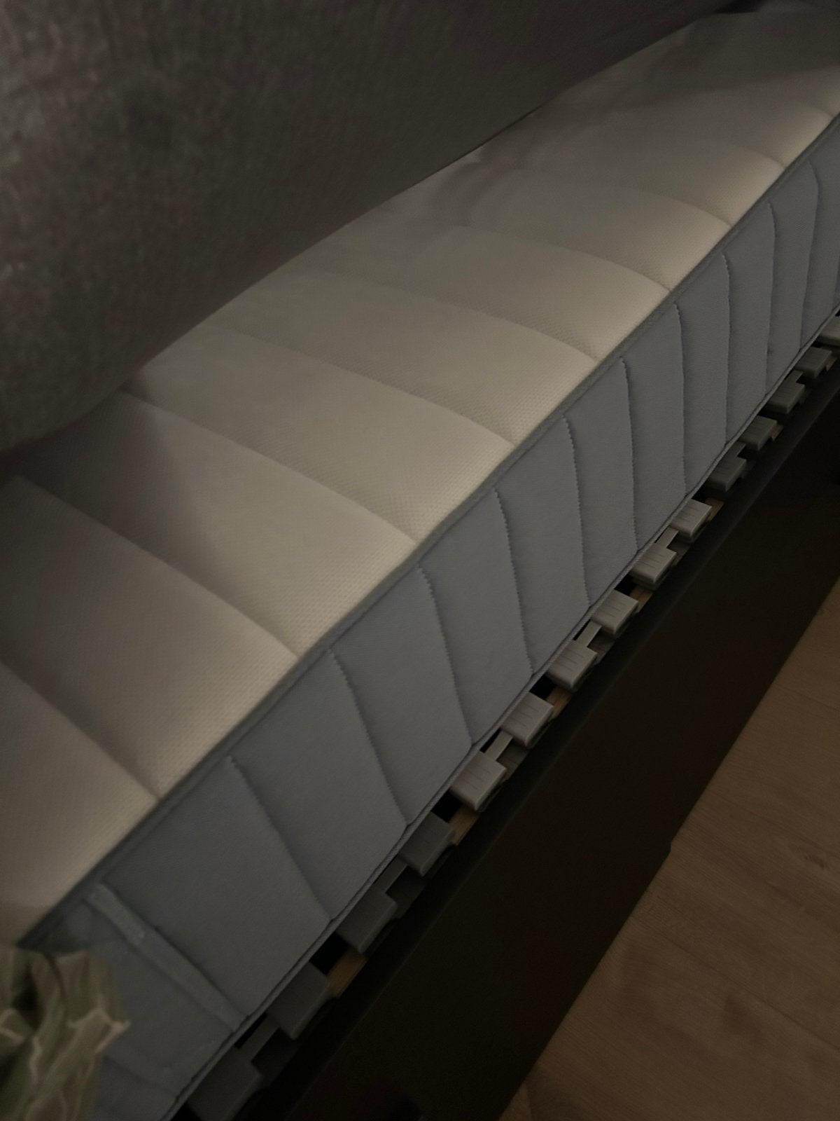 IKEA bed Brimnes SET (bed, lattenbodem, matras en nachtkast), Enlèvement, Comme neuf