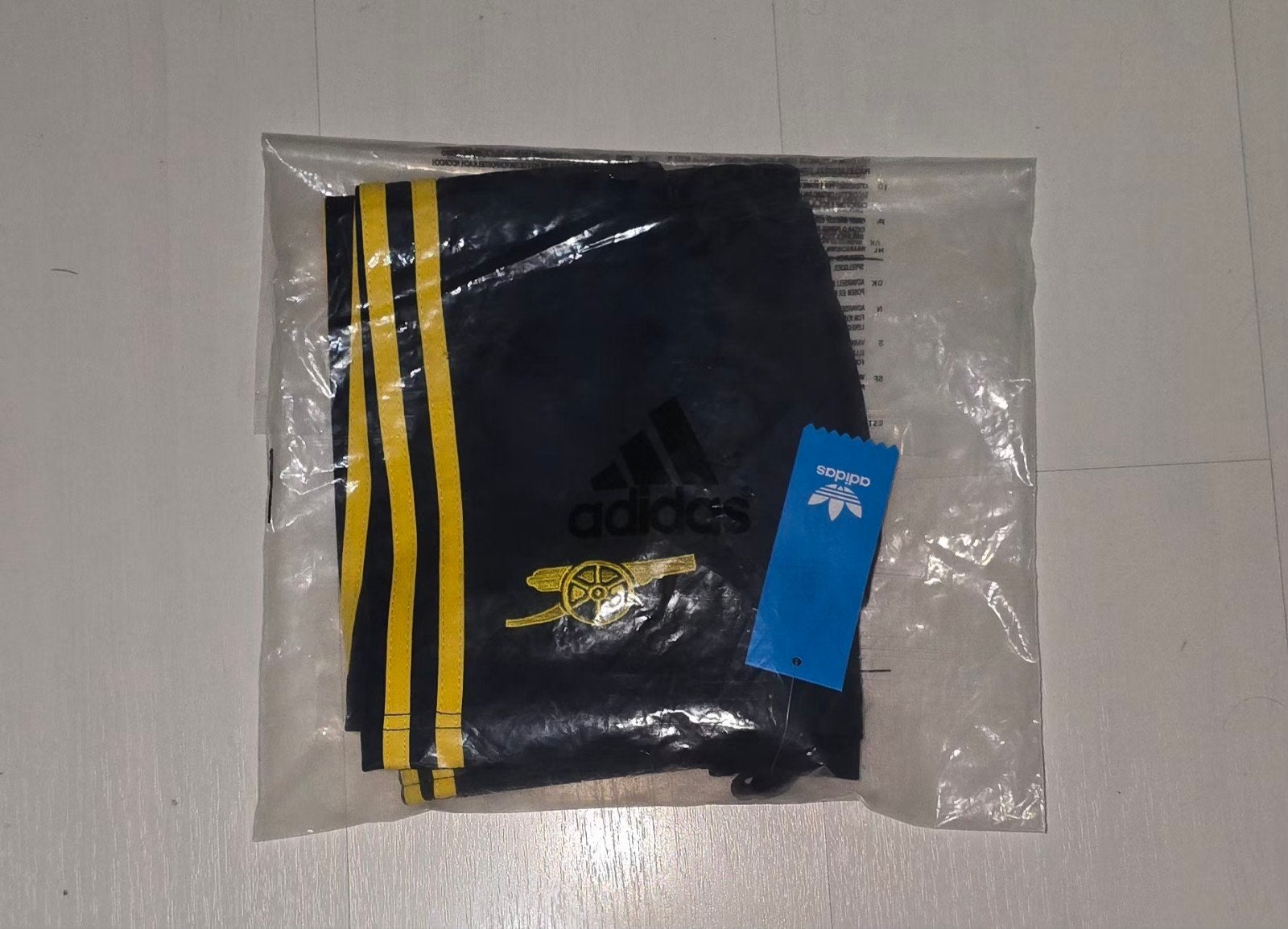 Short L Adidas Arsenal Extérieur 2026/2027 Neuf avec étiquet, Enlèvement, Neuf