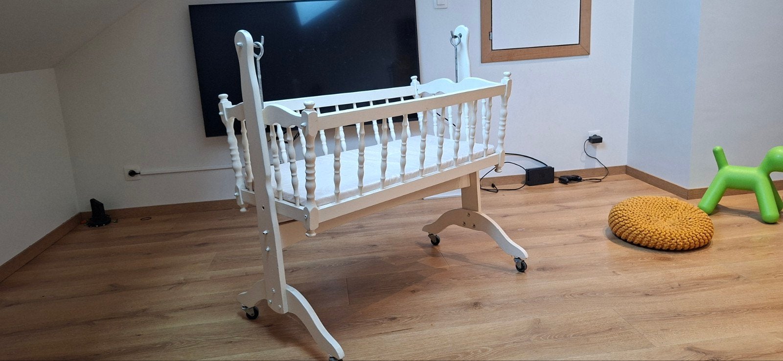 Berceau ancien en bois peint en blanc, monté sur un support, Enfants & Bébés, Berceau