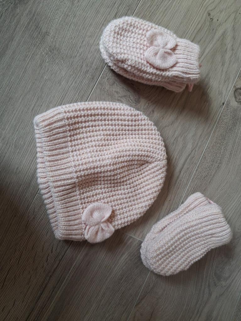 Muts en 2 paar handschoenen. Als nieuw, Enfants & Bébés, Vêtements de bébé | Bonnets, Écharpes & Moufles, Enlèvement, Bonnet