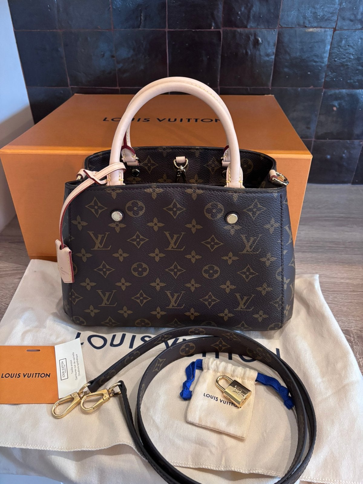 Gloednieuwe Louis Vuitton Montainge BB met factuur, Ophalen, Nieuw, Bruin, Handtas